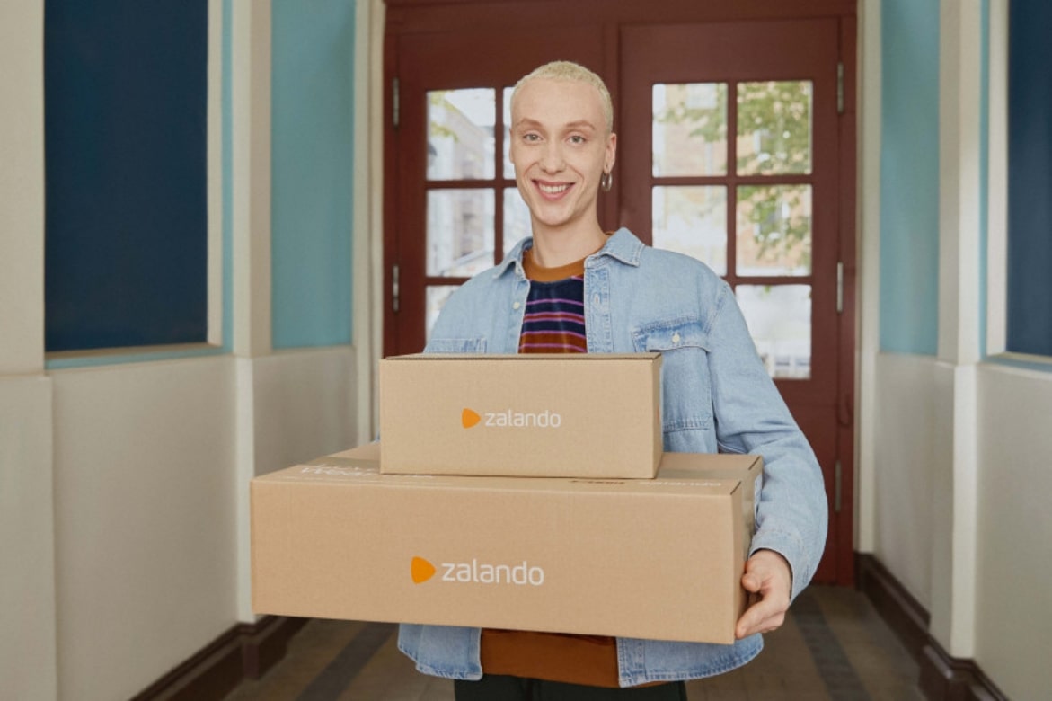 Picture showing person with packages for Zalando. For article written about update in Zalando's return policy.